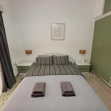 The Local Pin House - ευρύχωρη μονοκατοικία, Lamía